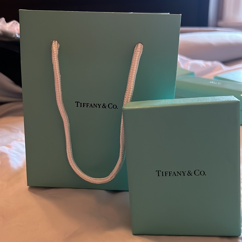 Medium Tiffany Box! Perfect condition- comes with duster & Tiffanys Small Bag